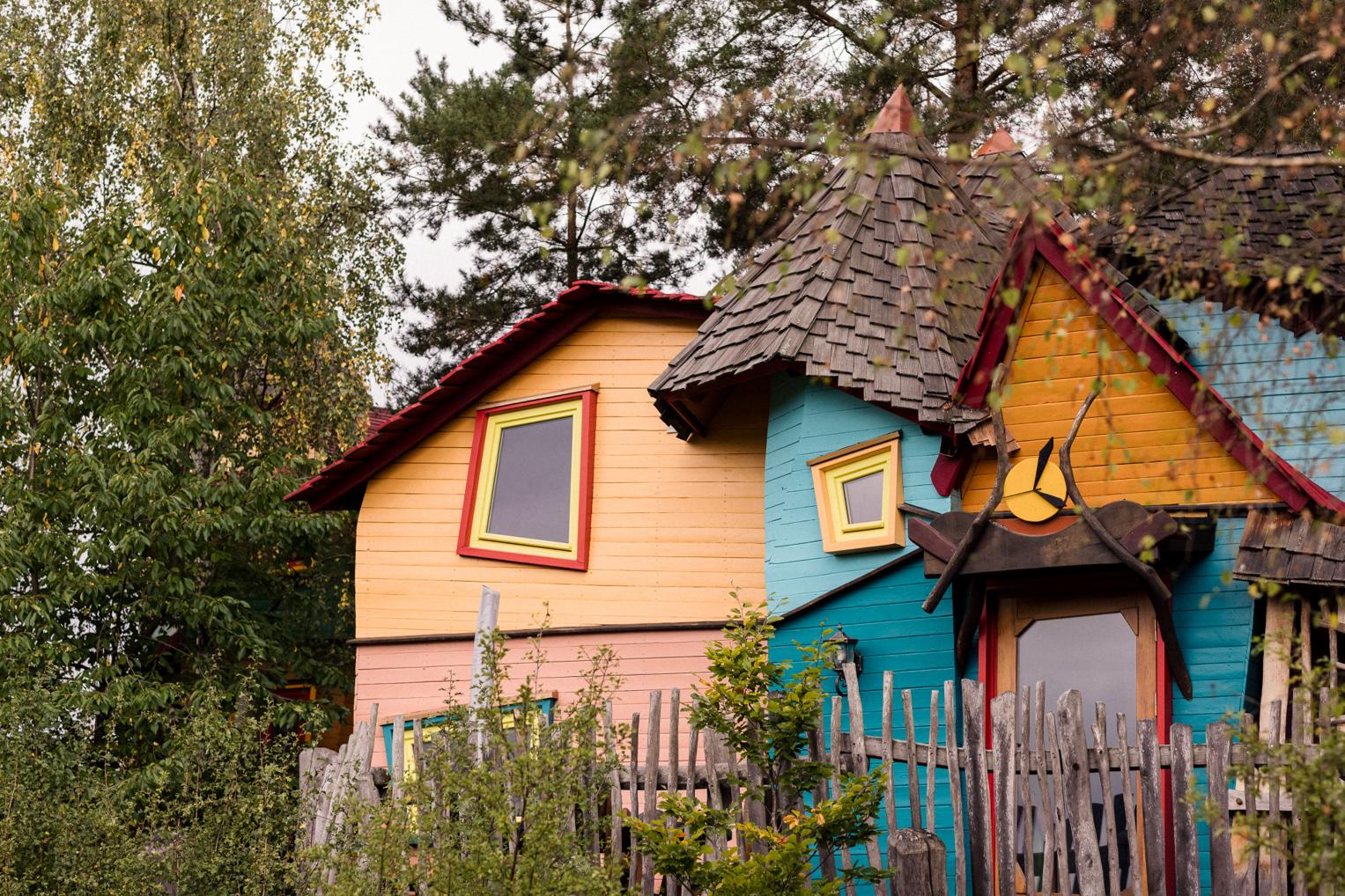 Bunte Baumhäuser des Baumhaushotels OaseWeil in Orange und Türkis