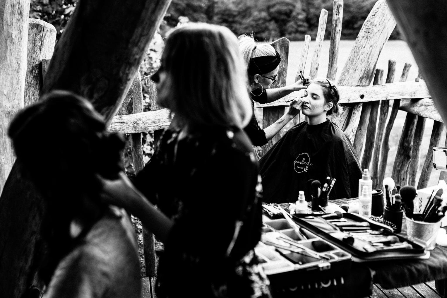 Getting Ready der Braut beim Make-up auf der Terrasse des Baumhaushotels OaseWeil