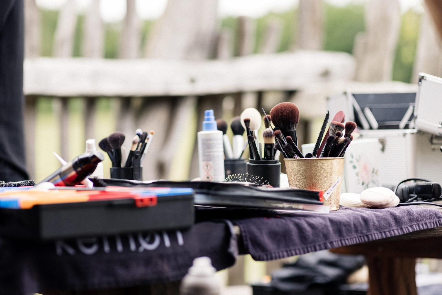 Make-up-Pinsel und Styling-Utensilien auf der Terrasse des Baumhaushotels OaseWeil