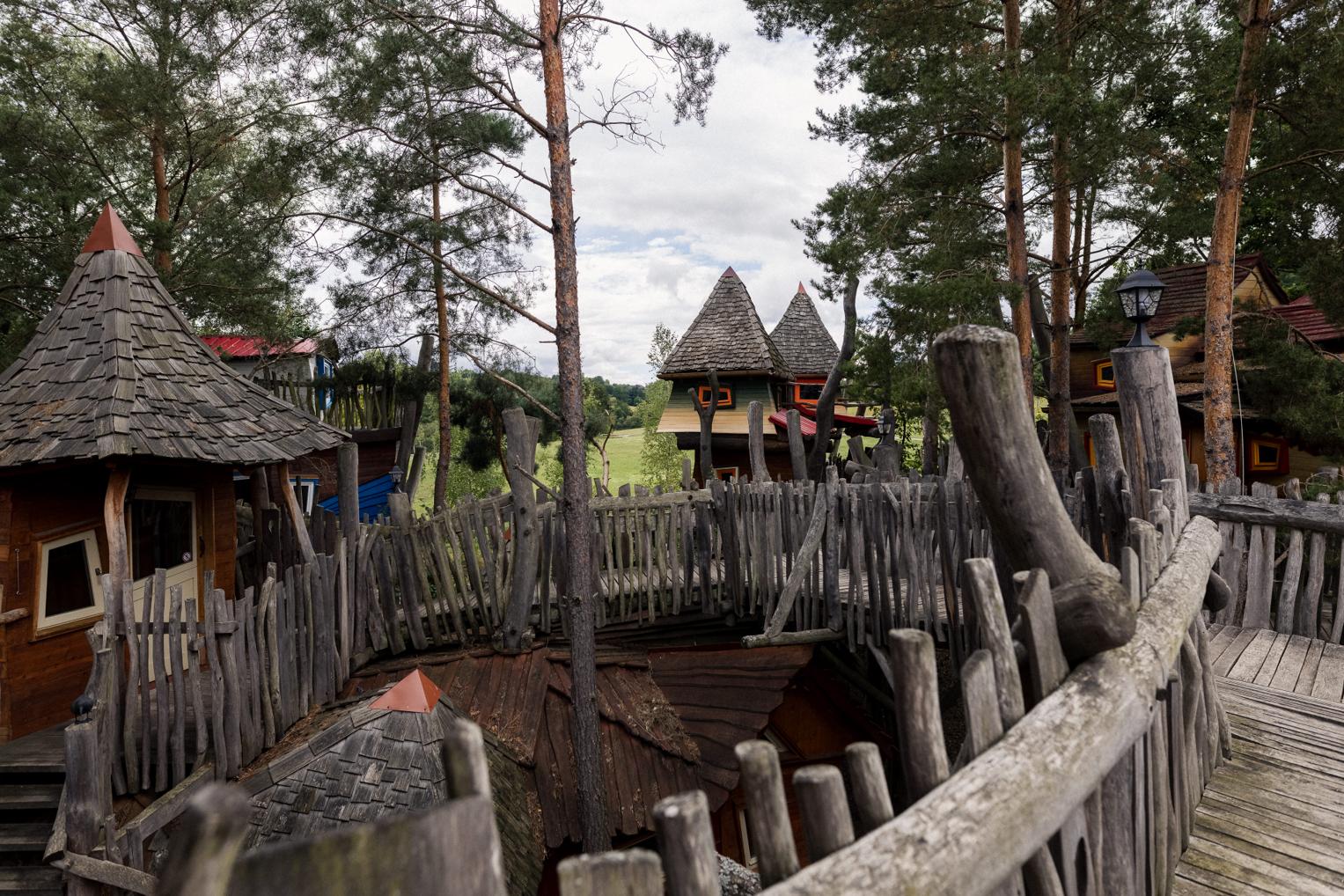 Holzbrücken und märchenhafte Türme des Baumhaushotels OaseWeil von außen