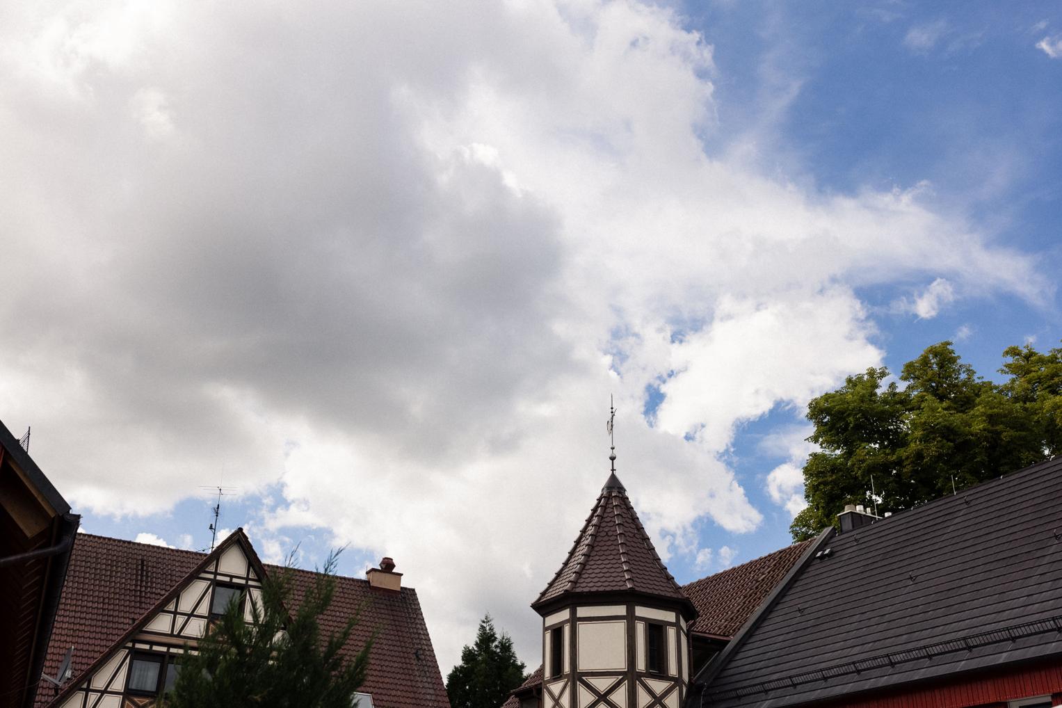 Fachwerk und Dächer der OaseWeil vor dramatischem Wolkenhimmel