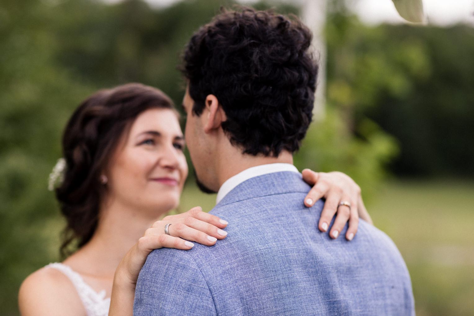 Brautpaar mit Eheringen – Nahaufnahme beim Shooting am Baumhaushotel OaseWeil