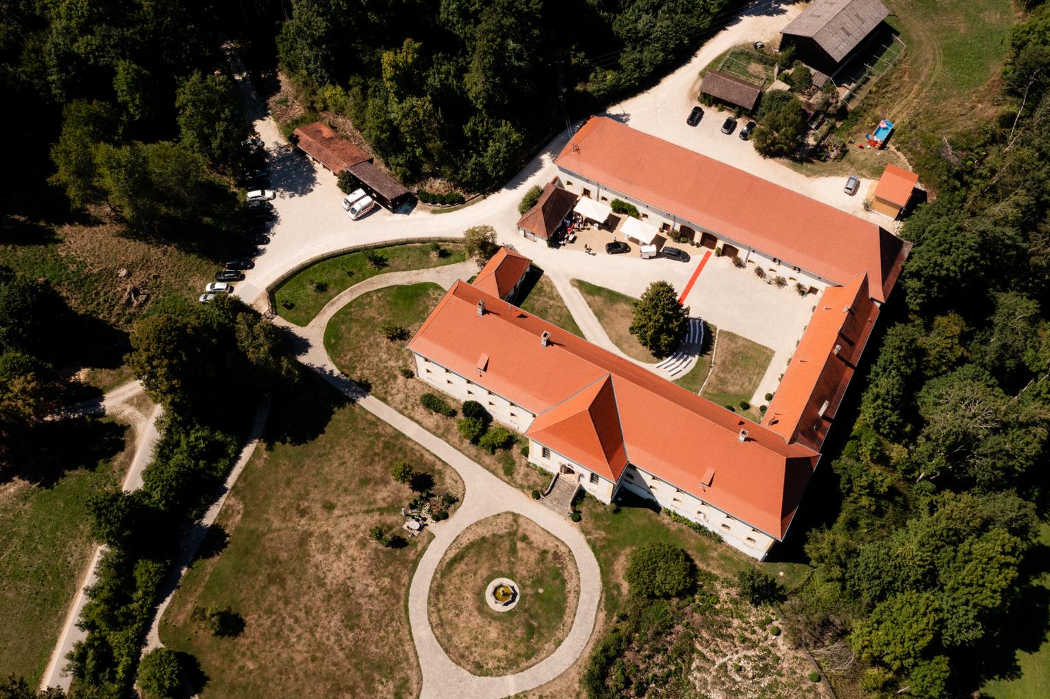 Drohnenaufnahme Schloss Ehrenfels mit Innenhof von oben – historische Kulisse für Hochzeiten