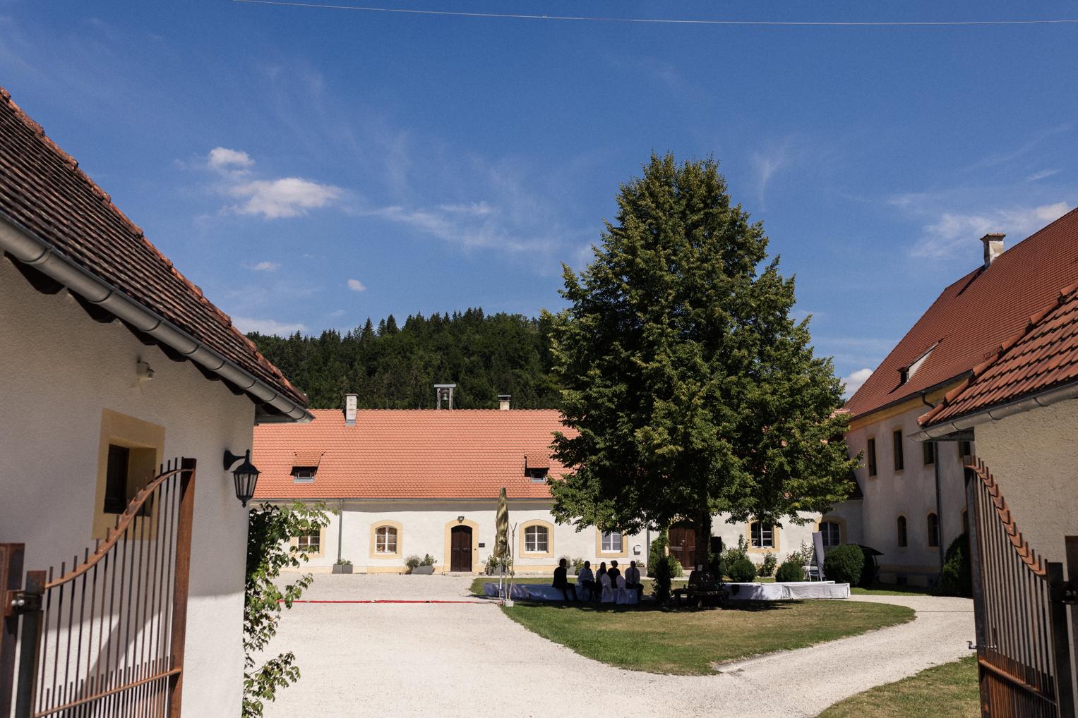 Innenhof Schloss Ehrenfels bei strahlendem Sommerwetter – Vorbereitungen zur Freien Trauung