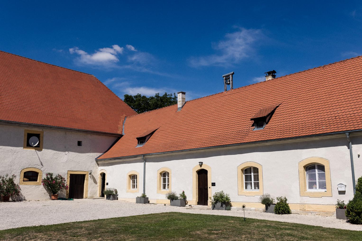 Innenhof und Fassade von Schloss Ehrenfels im Sonnenschein