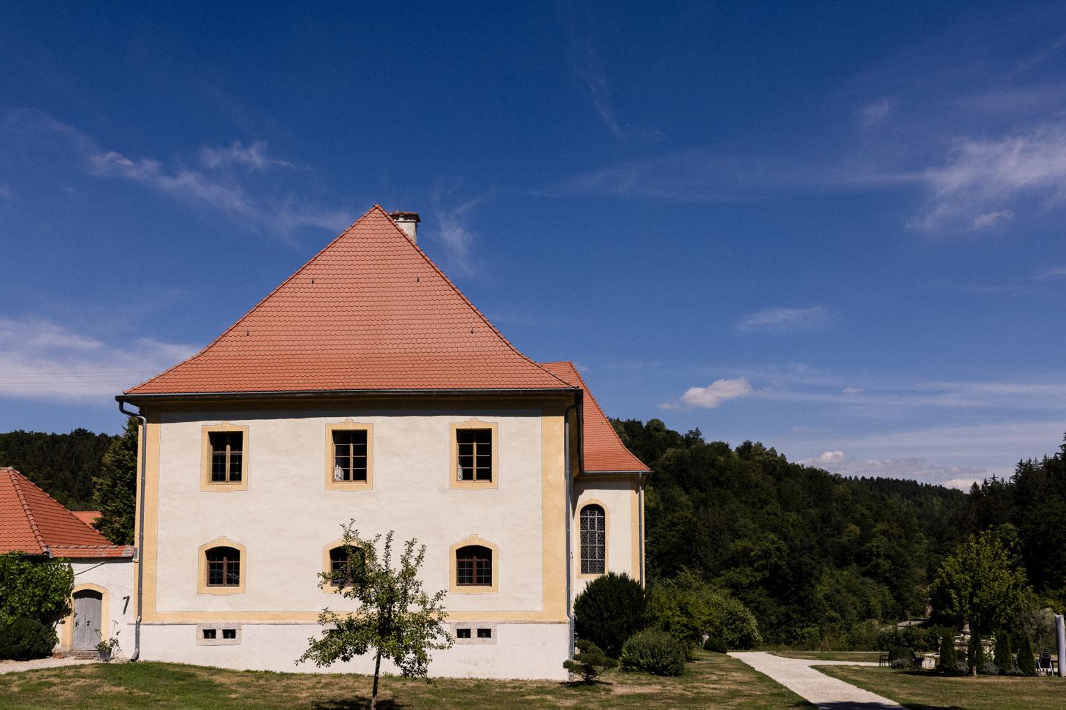 Schloss Ehrenfels mit Garten und Waldpanorama – historische Hochzeitslocation in Bayern