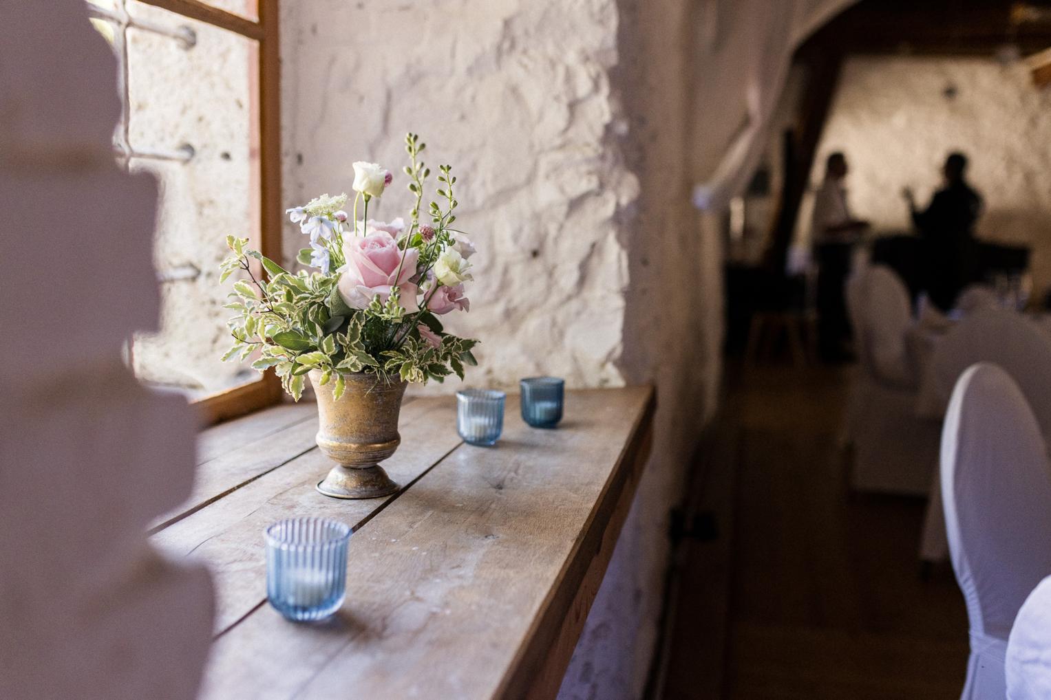 Blumenstrauß mit rosa Rosen am Fensterbrett im Hochzeitssaal Schloss Ehrenfels