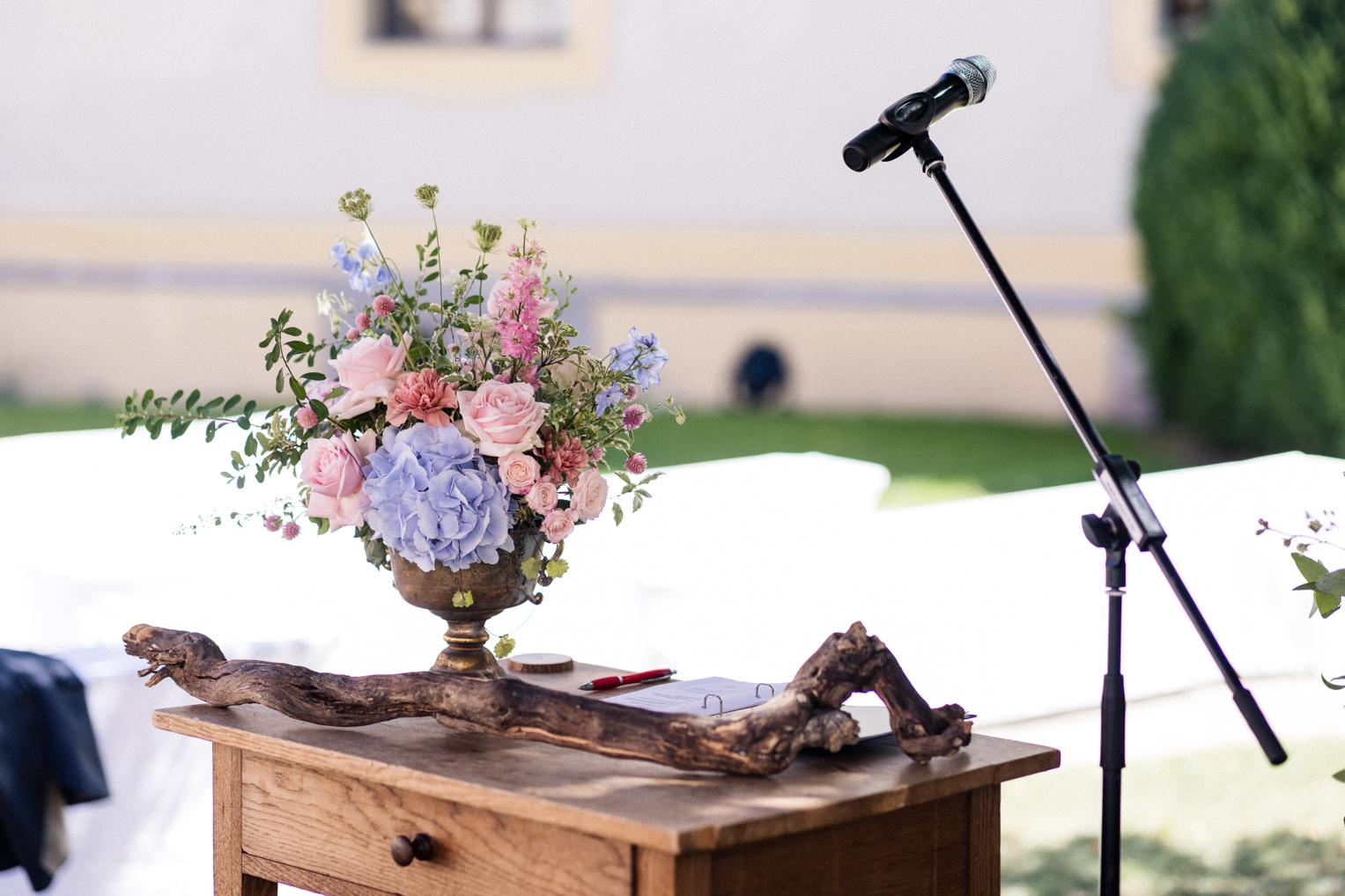 Zeremonialtisch mit Blumengesteck und Mikrofon für die Freie Trauung im Innenhof Schloss Ehrenfels