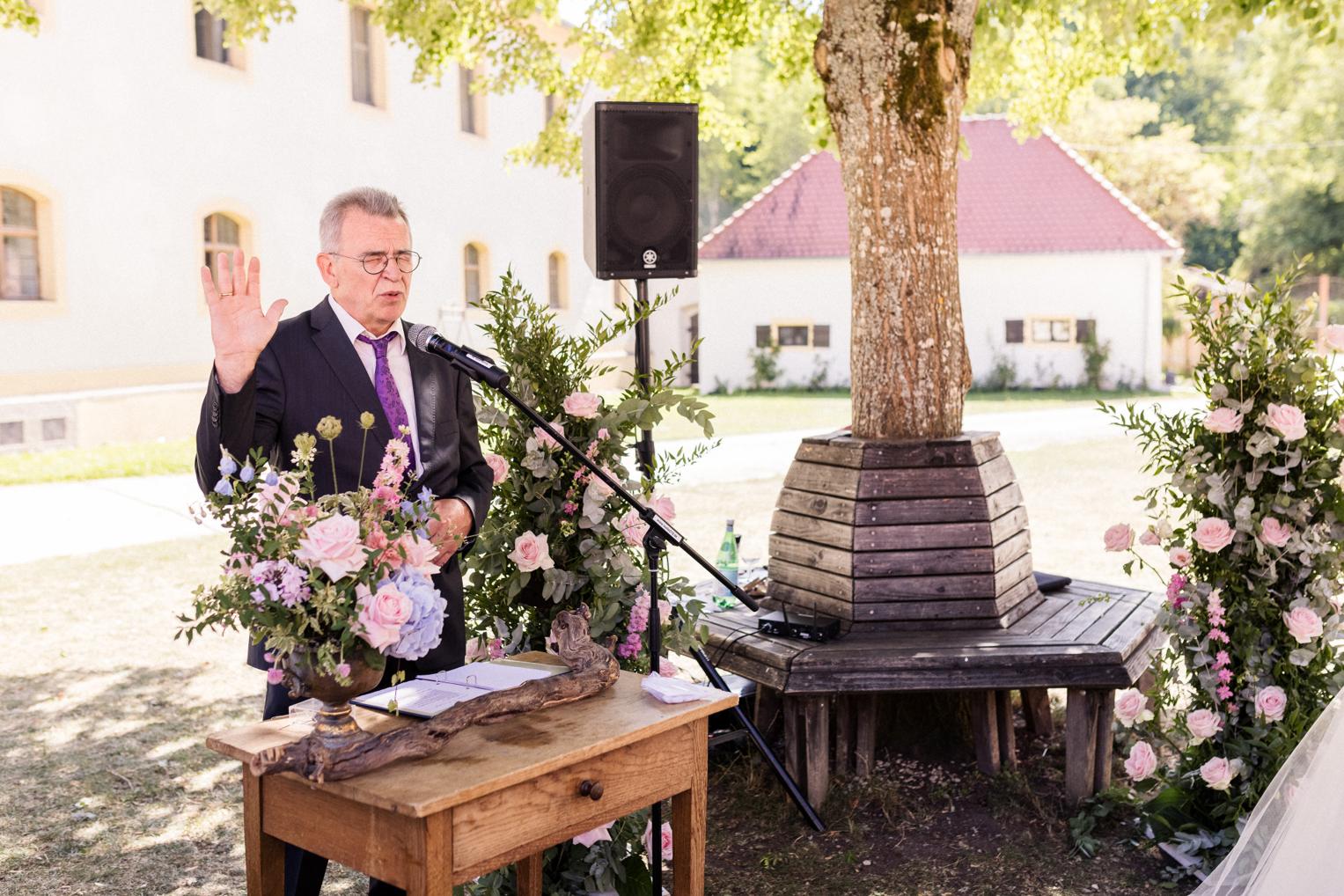 Freier Redner bei der Zeremonie im Innenhof von Schloss Ehrenfels