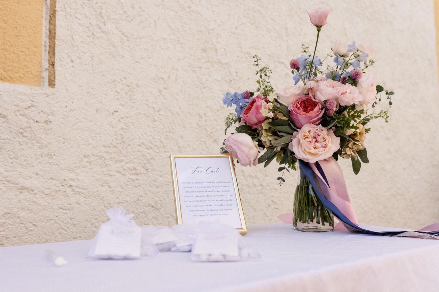 Brautstrauß in Rosa und Blau mit Hochzeitskarte beim Empfang Schloss Ehrenfels