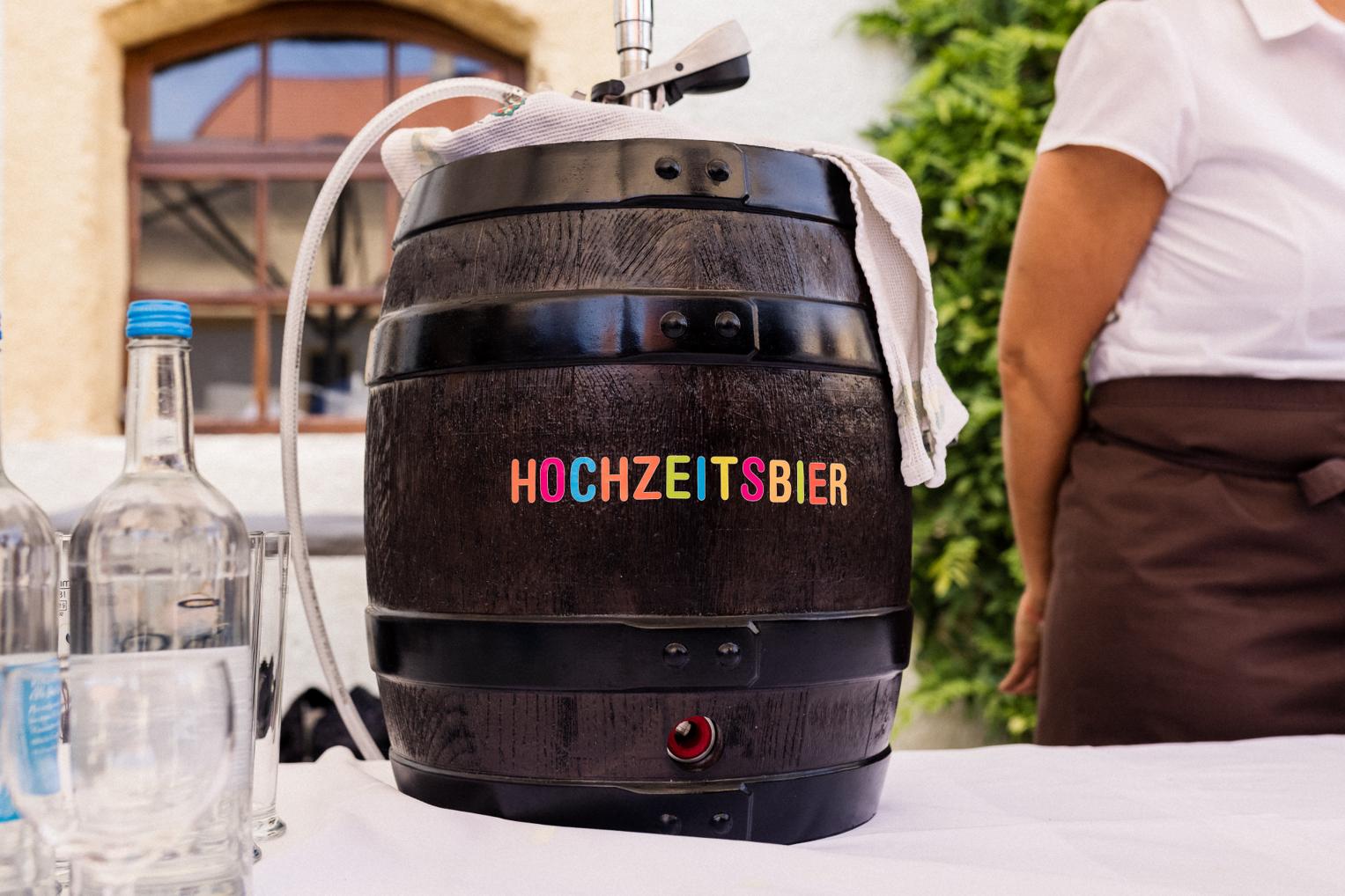 Personalisiertes Bierfass als Hochzeitsdetail beim Empfang im Innenhof Schloss Ehrenfels