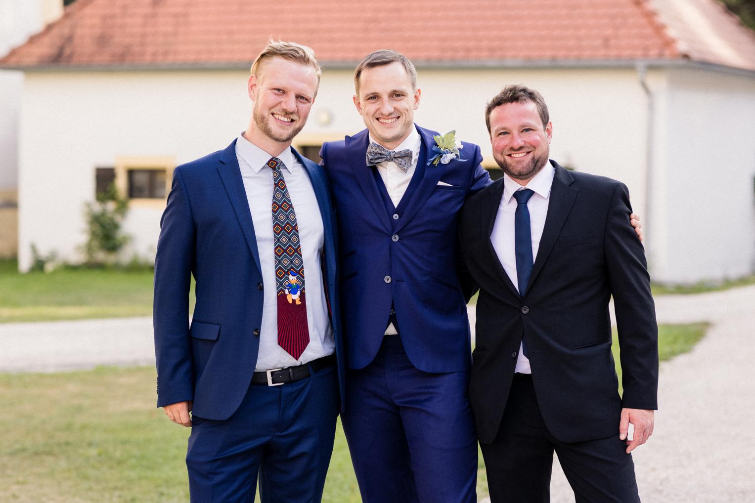 Bräutigam mit zwei Freunden beim Empfang im Innenhof von Schloss Ehrenfels