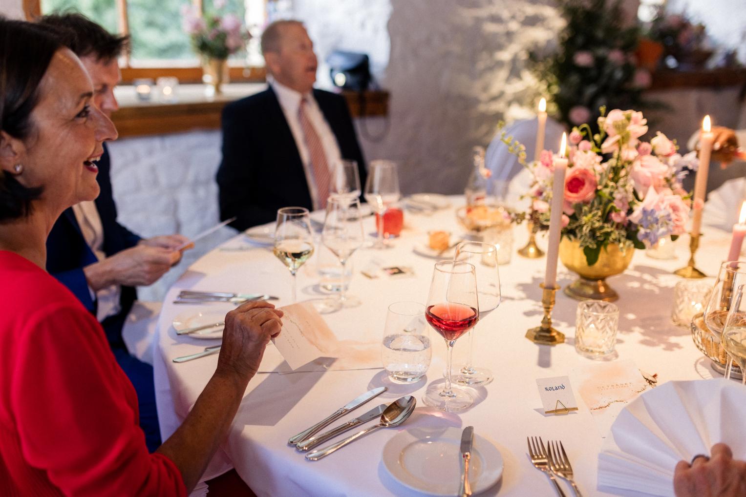 Festlich gedeckter Tisch mit Blumendeko und Kerzen beim Dinner im Schloss Ehrenfels