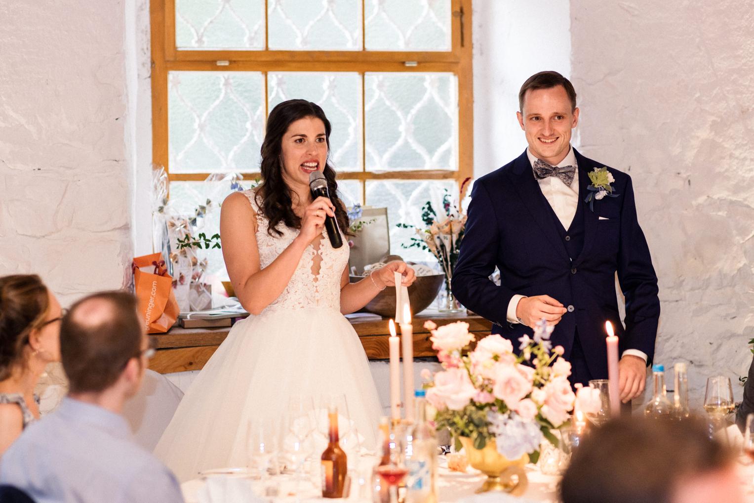 Braut hält eine Rede beim Hochzeitsdinner im Bankettsaal Schloss Ehrenfels