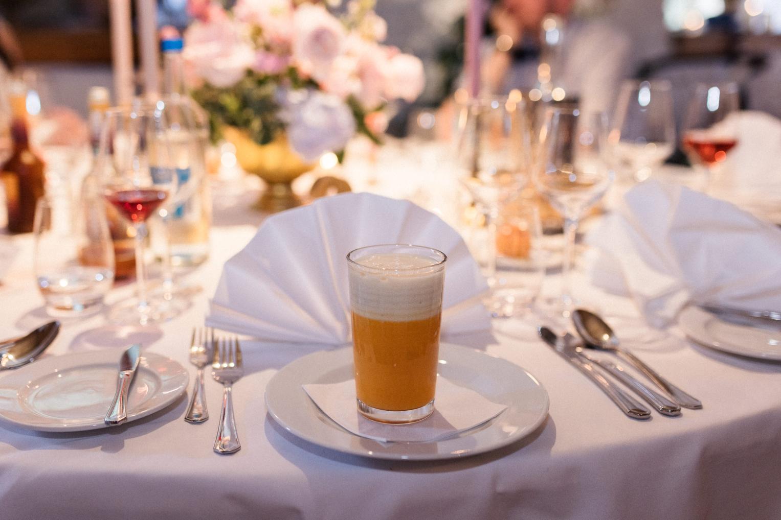 Suppe wird am festlich gedeckten Hochzeitstisch im Schloss Ehrenfels serviert