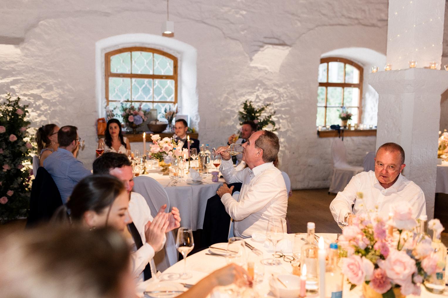 Abendstimmung im Bankettsaal Schloss Ehrenfels mit Gästen und Kerzenlicht
