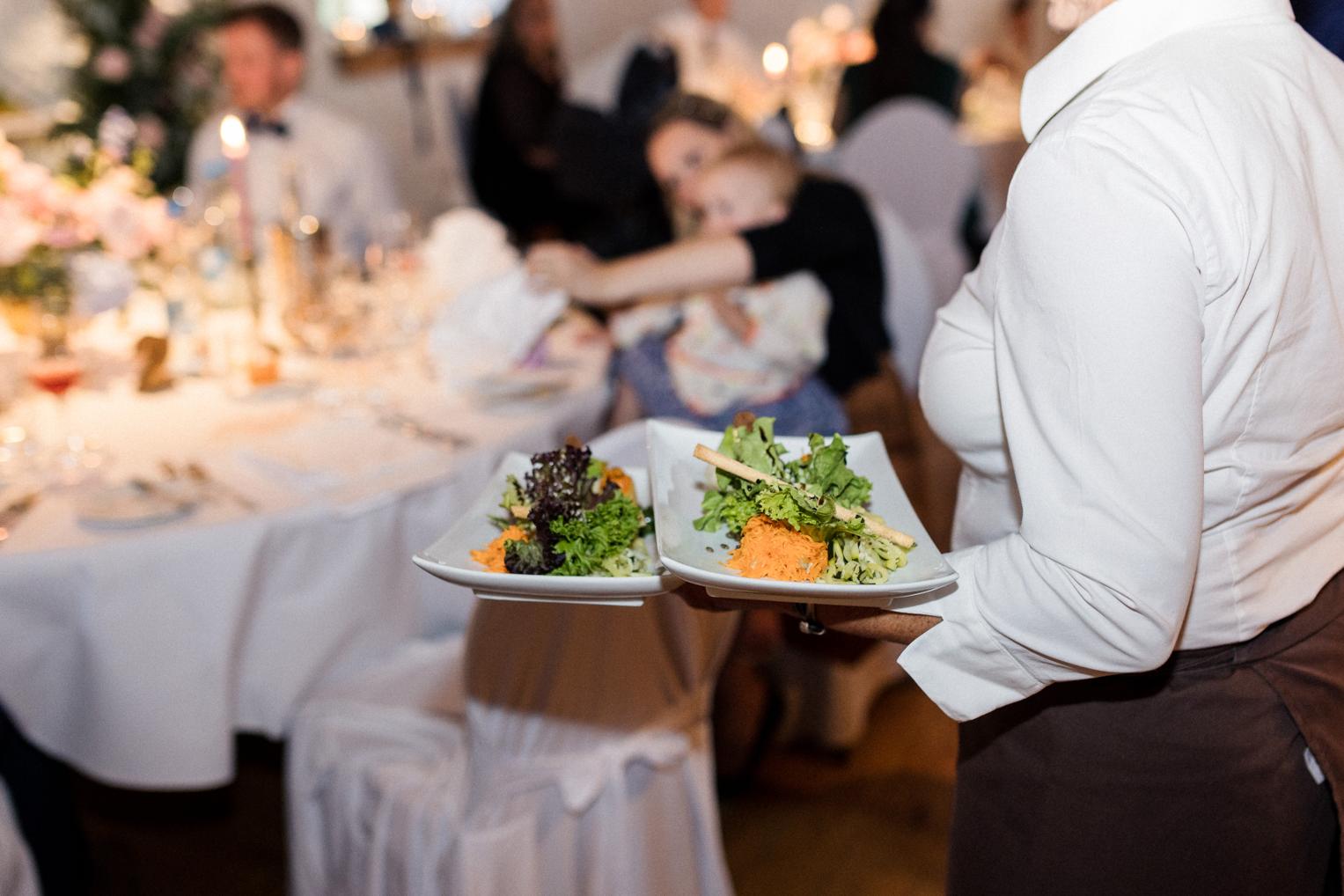 Kellner serviert die Vorspeise beim Hochzeitsdinner im Bankettsaal Schloss Ehrenfels