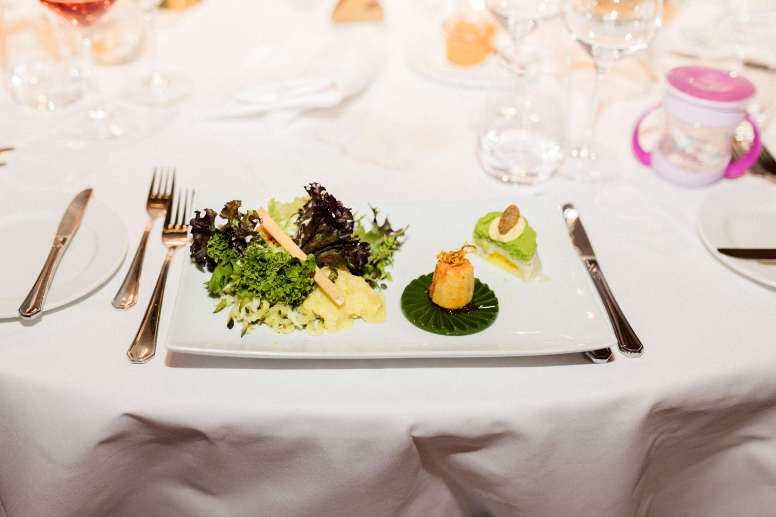 Elegant angerichtete Vorspeise beim Hochzeitsdinner in Schloss Ehrenfels