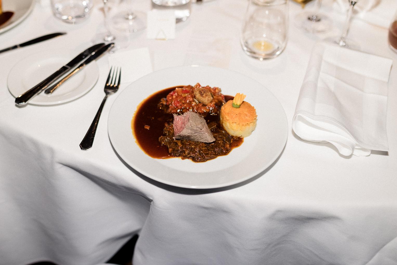 Hauptgang auf weißem Teller beim Hochzeitsdinner in Schloss Ehrenfels