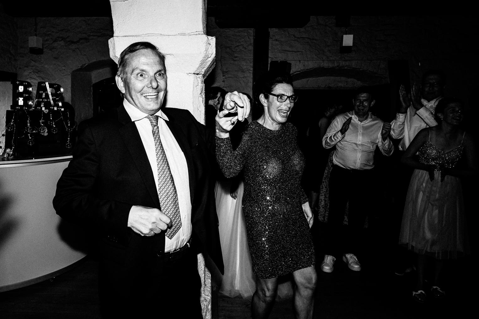 Gäste tanzen wild und ausgelassen auf der Hochzeitsparty Schloss Ehrenfels