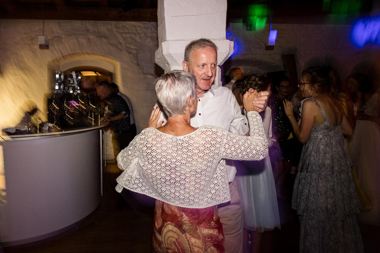 Tanzende Gäste beim abendlichen Hochzeitsfest im Saal Schloss Ehrenfels