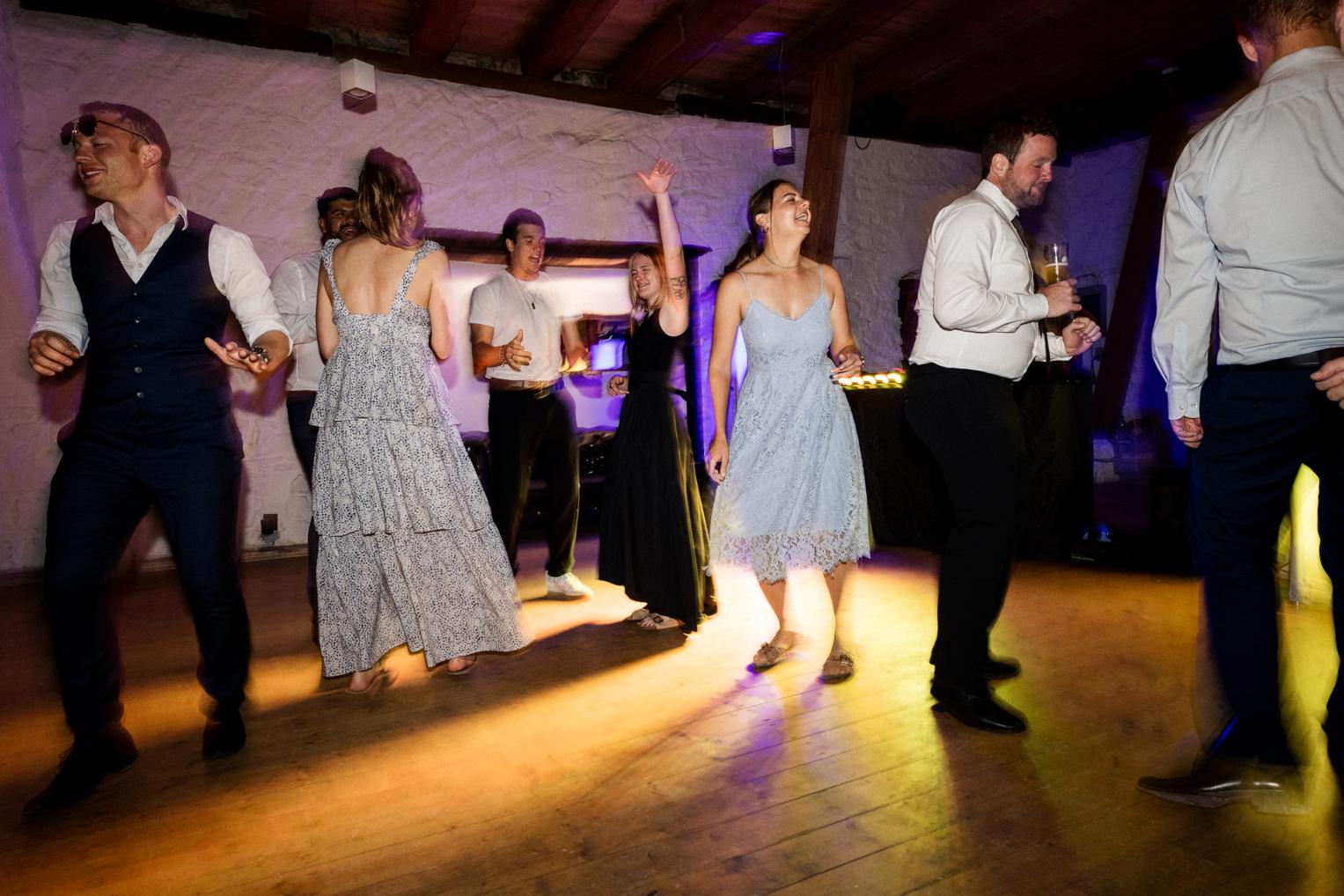 Belebte Tanzfläche mit vielen Gästen beim Hochzeitsfest Schloss Ehrenfels