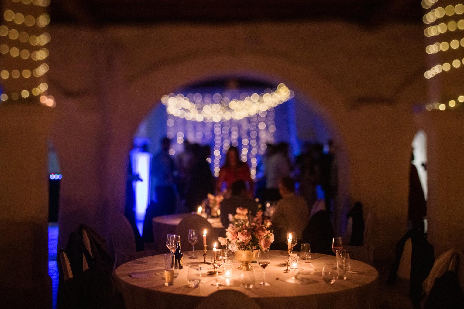 Stimmungsvolles Tischdetail mit Bokeh-Lichterketten beim Hochzeitsfest Schloss Ehrenfels