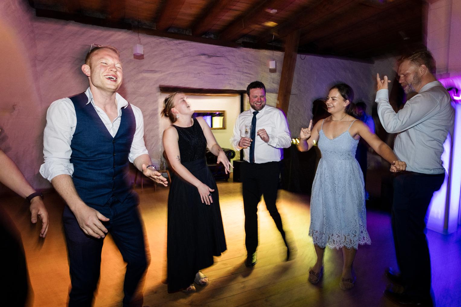 Energiereiche Tanzszene beim Hochzeitsfest im Saal Schloss Ehrenfels