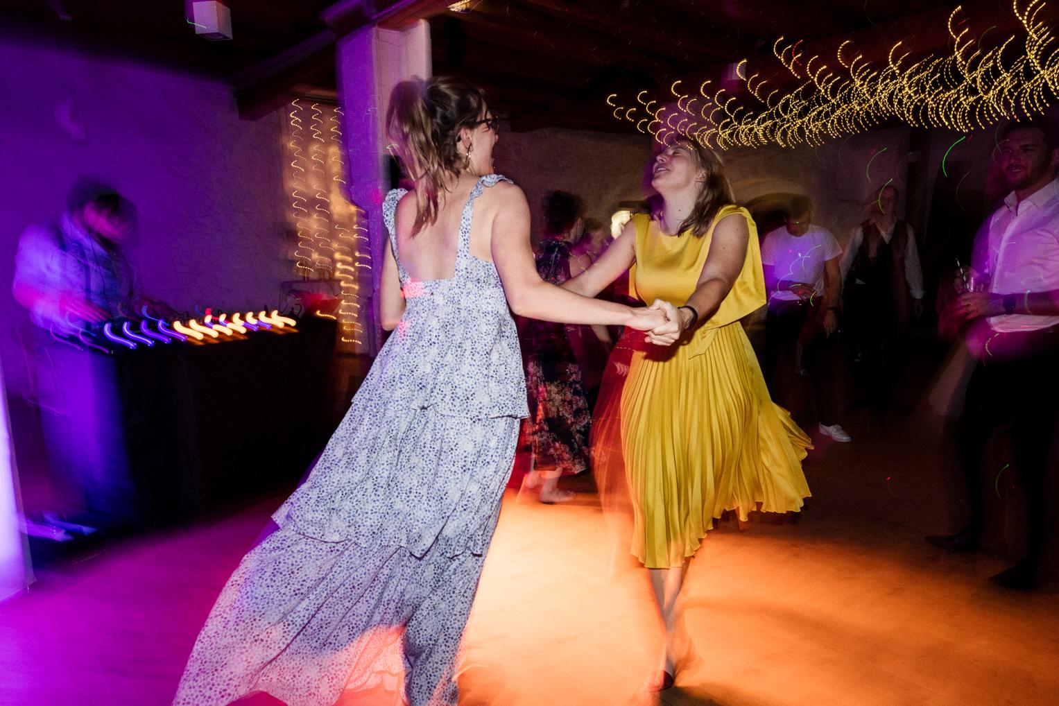 Zwei Gäste lachen ausgelassen für ein gemeinsames Foto auf der Party Schloss Ehrenfels