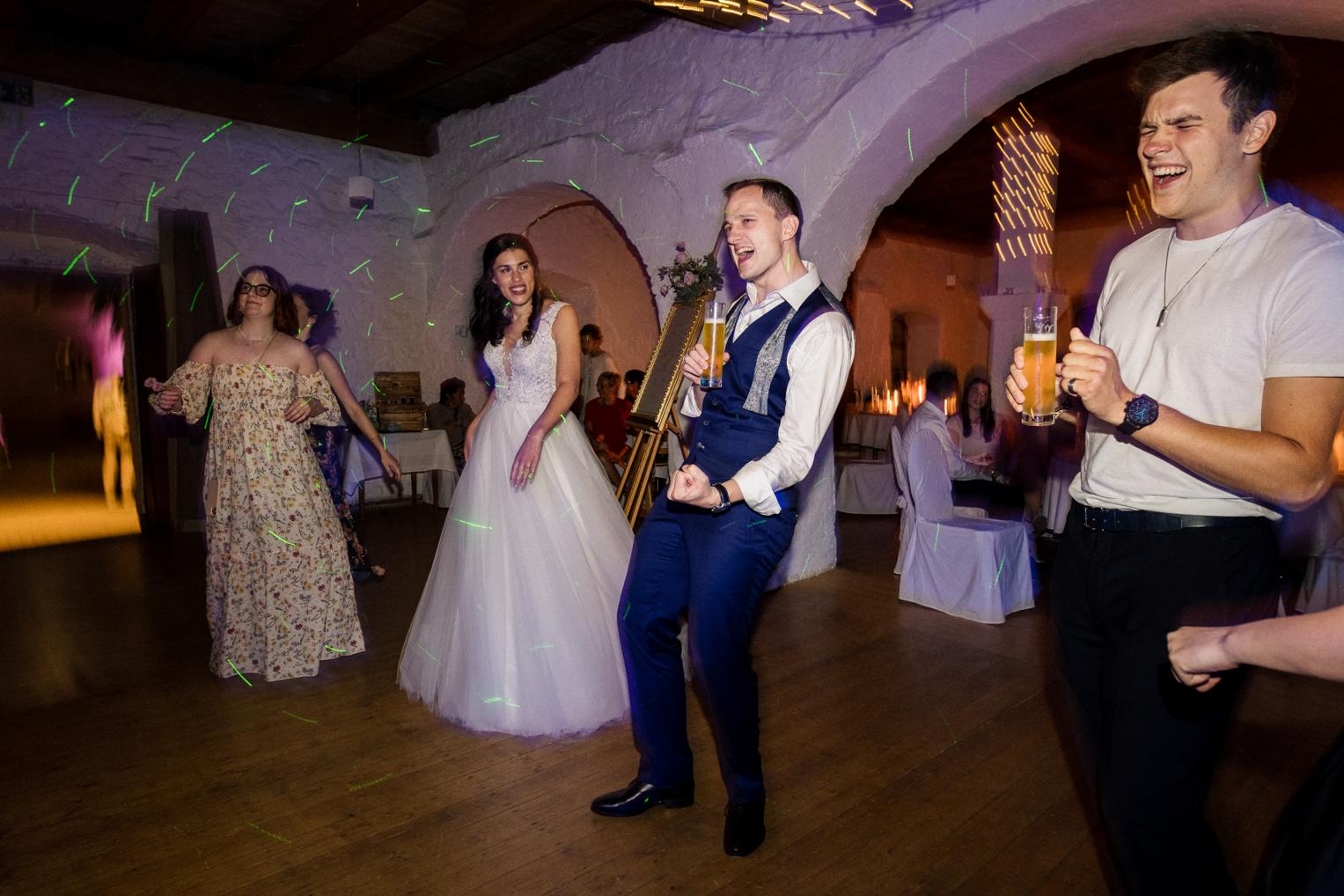 Gast und Braut tanzen ausgelassen zusammen auf der Tanzfläche, Schloss Ehrenfels