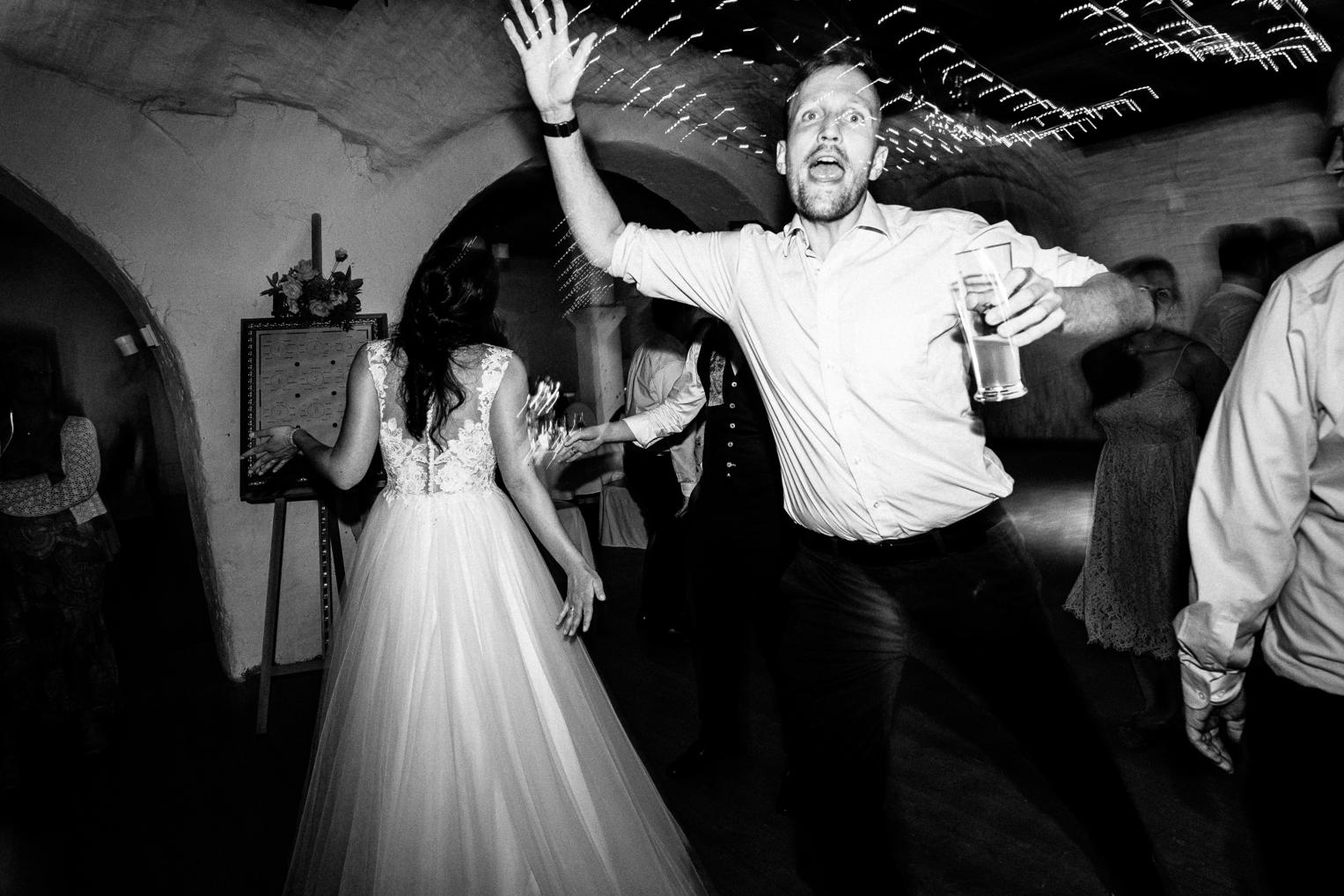 Gäste tanzen ausgelassen bei der Hochzeitsparty im Saal Schloss Ehrenfels