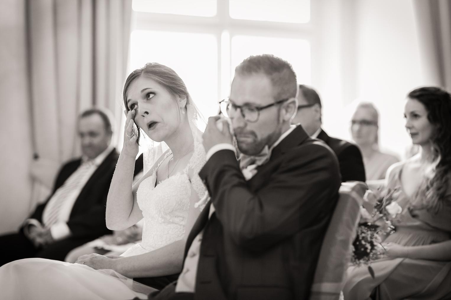 Bewegender Moment mit Tränen während der Trauung in Schwarz-Weiß