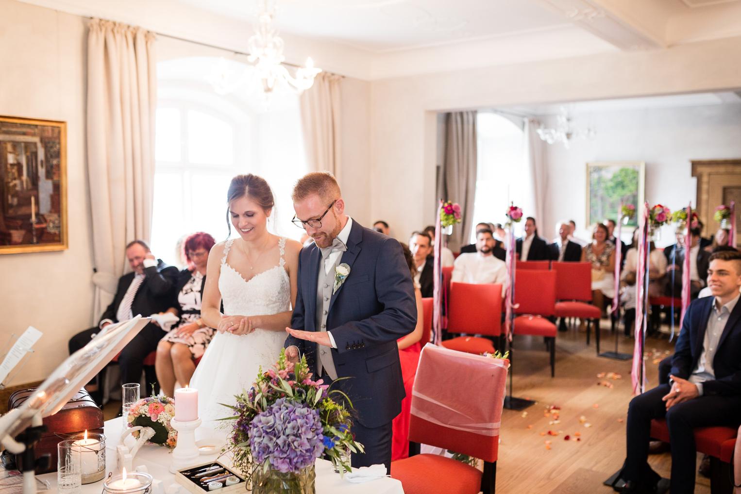 Brautpaar entzündet gemeinsam die Hochzeitskerze während der Trauung
