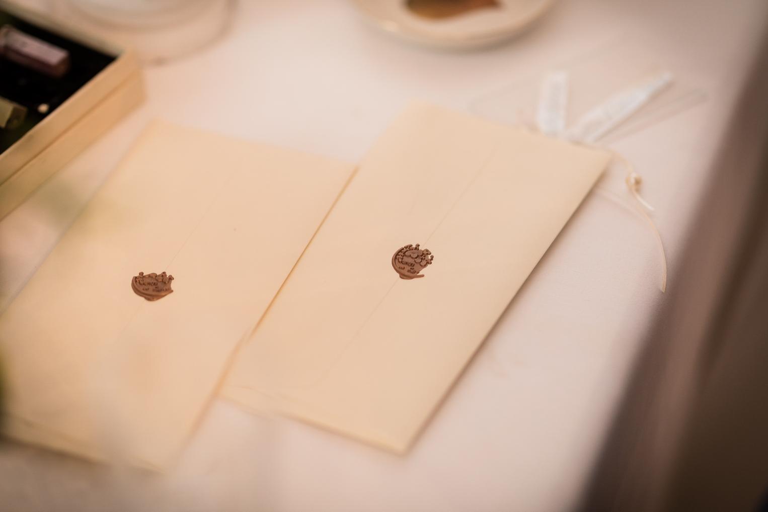 Zwei mit Wachs versiegelte Liebesbriefe als Hochzeitsritual