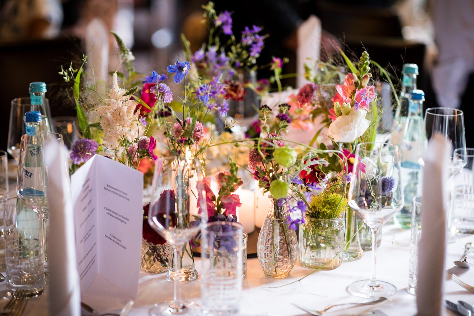 Festtafel mit bunten Wiesenblumen im Gewölbesaal von Schloss Filseck