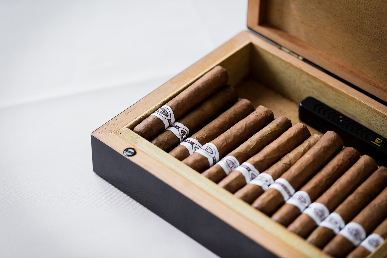 Geöffneter Humidor mit Zigarren als Detail der Feier