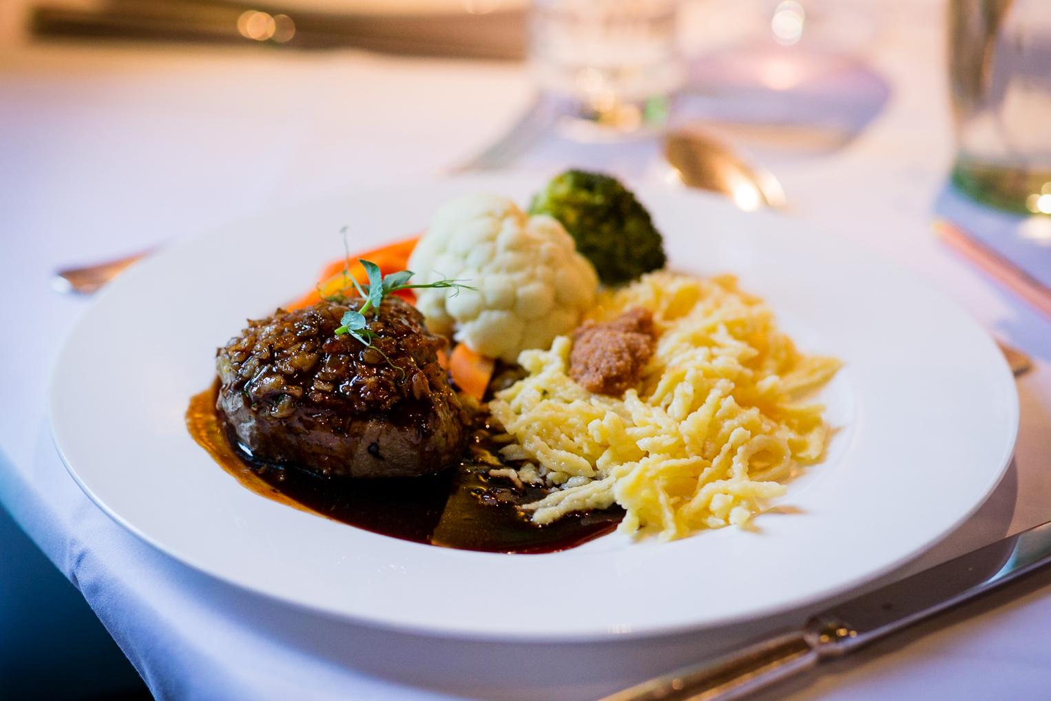Schwäbisches Rinderfilet mit Spätzle als Hauptgang der Hochzeit