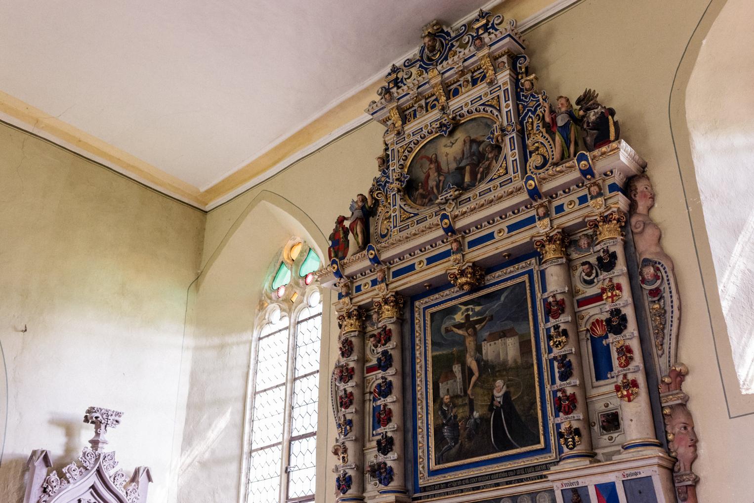 Prunkvolles Epitaph mit Wappen und Kreuzigungsbild in der Schlosskirche – Kulisse für die kirchliche Trauung