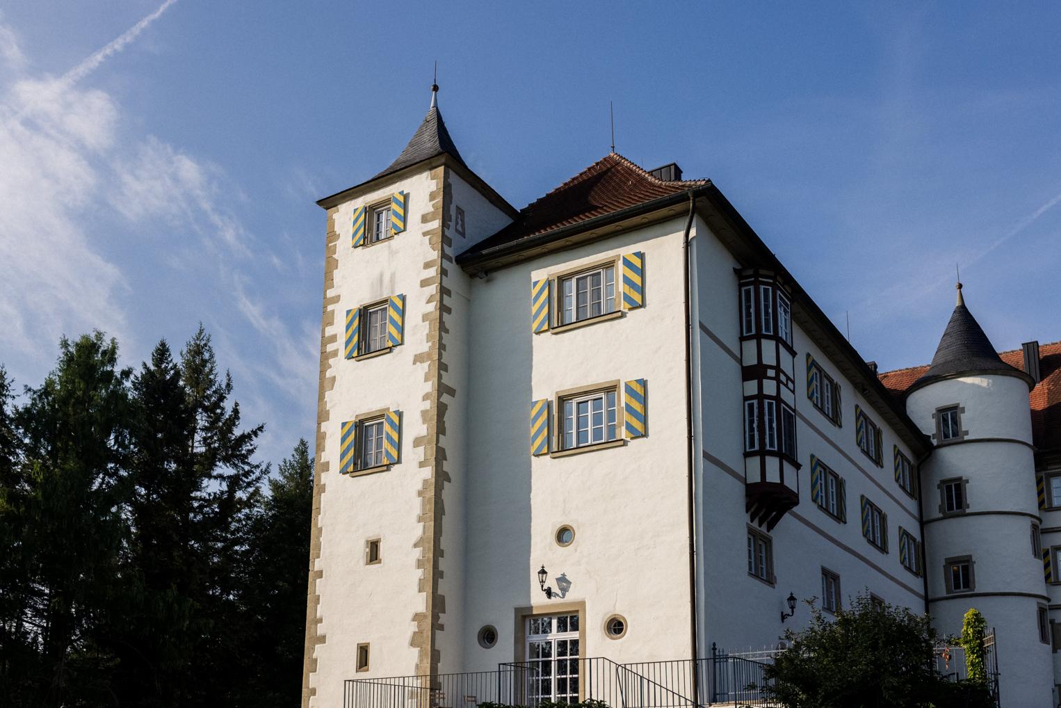 Eckturm und Fachwerkgiebel von Schloss Neuhaus im Kraichgau vor strahlend blauem Himmel
