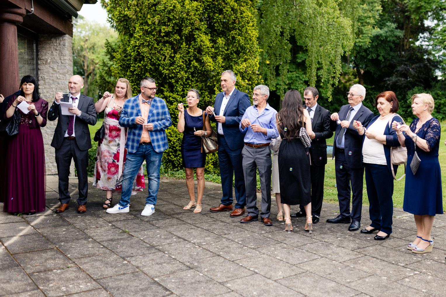 Hochzeitsgäste applaudieren auf dem Vorplatz der Villa Schwalbenhof Gärtringen