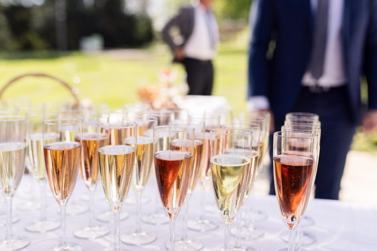 Sektgläser mit Rosé und Weißwein bereit für den Empfang nach der Trauung in der Villa Schwalbenhof