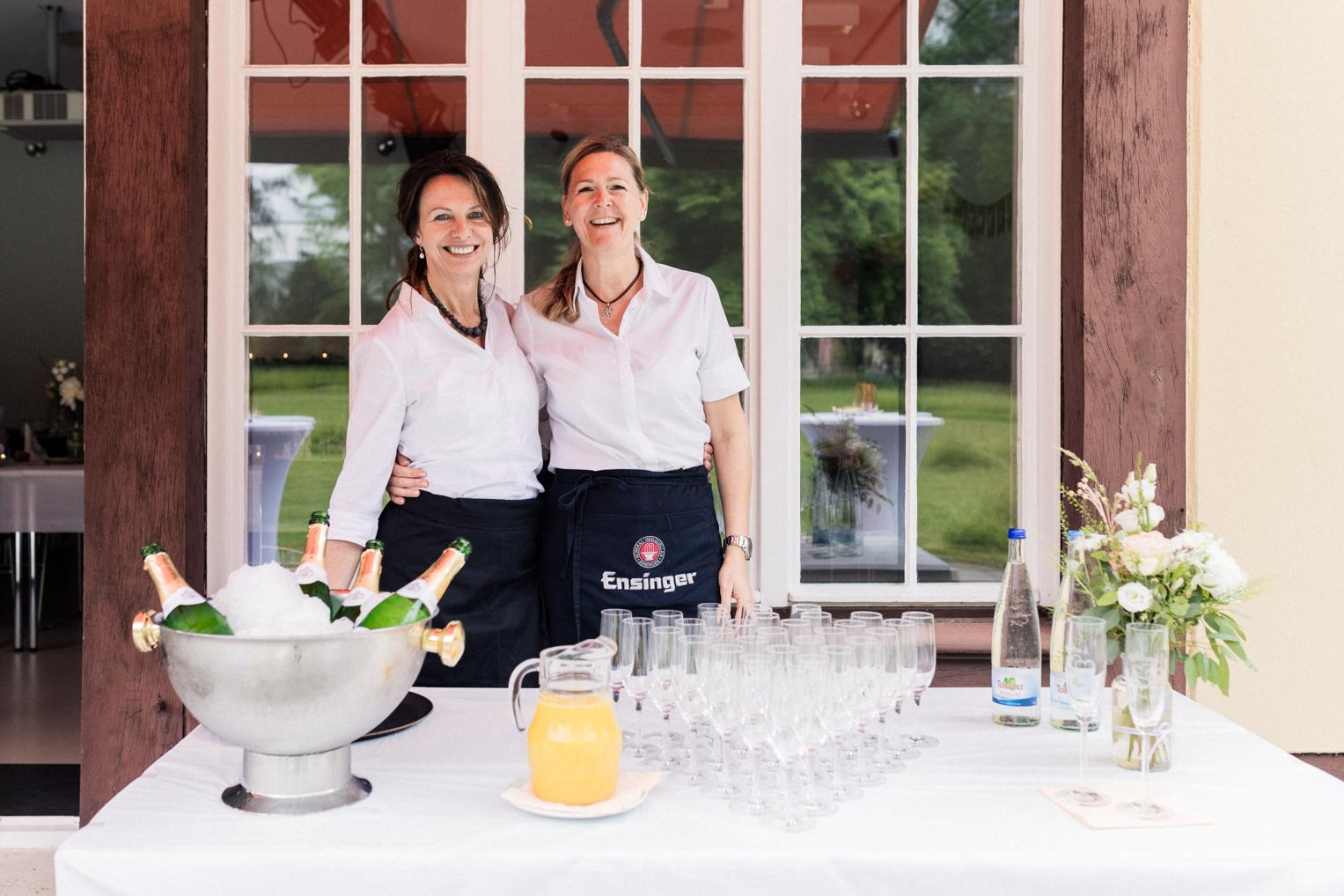 Service-Team am Sektempfang der Villa Schwalbenhof mit Champagnerkühler und Gläsern