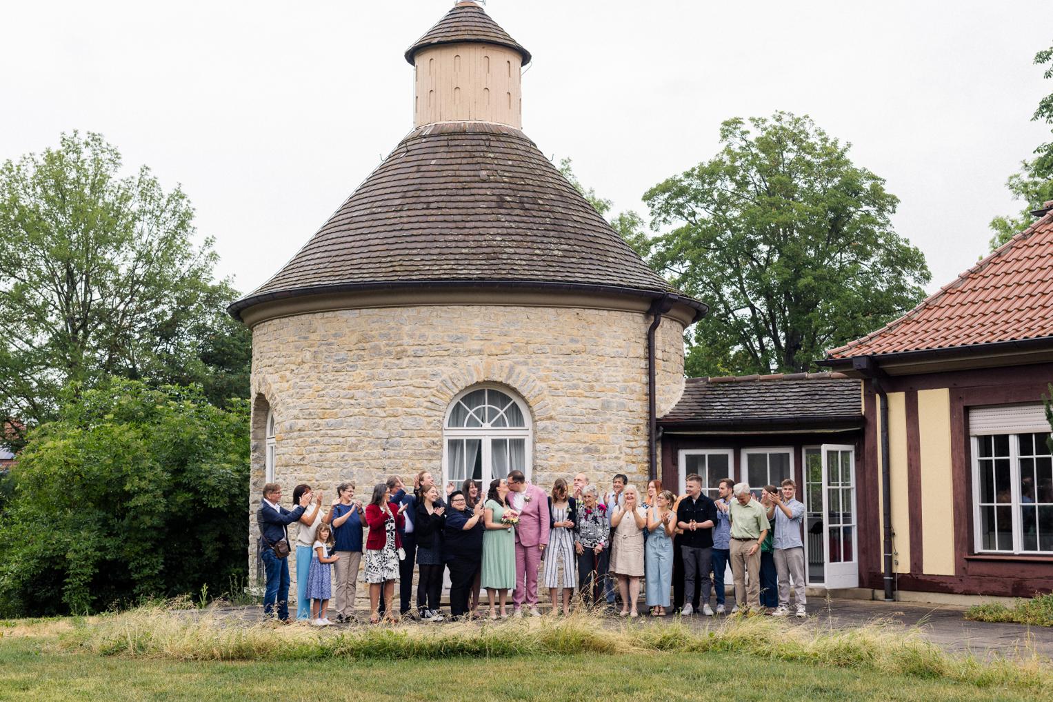 Gruppenfoto aller Hochzeitsgäste vor dem Turmzimmer der Villa Schwalbenhof in Gärtringen