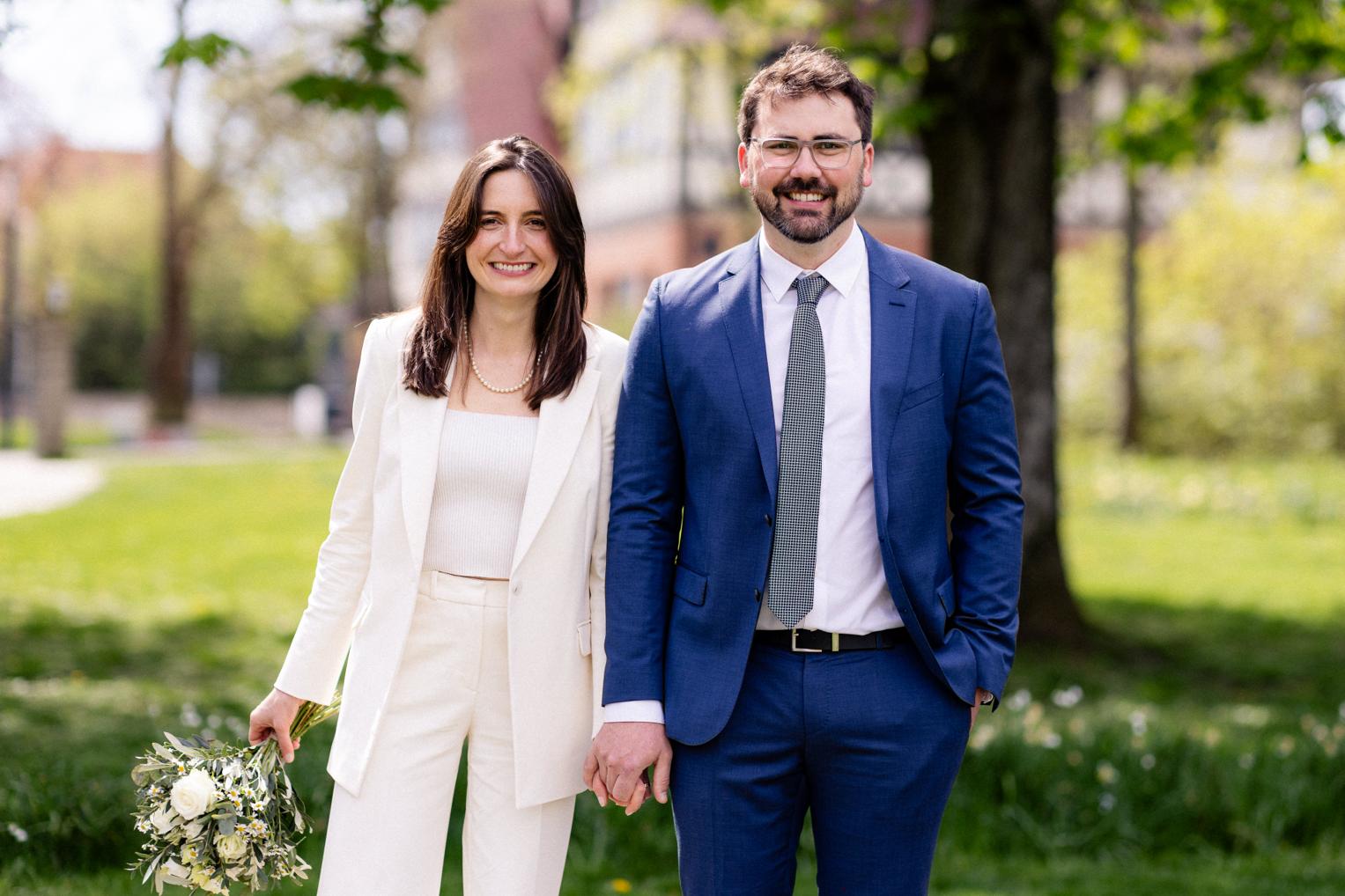 Brautpaar Hand in Hand im Kieferpark Gärtringen, Frühlingsblumen im Hintergrund