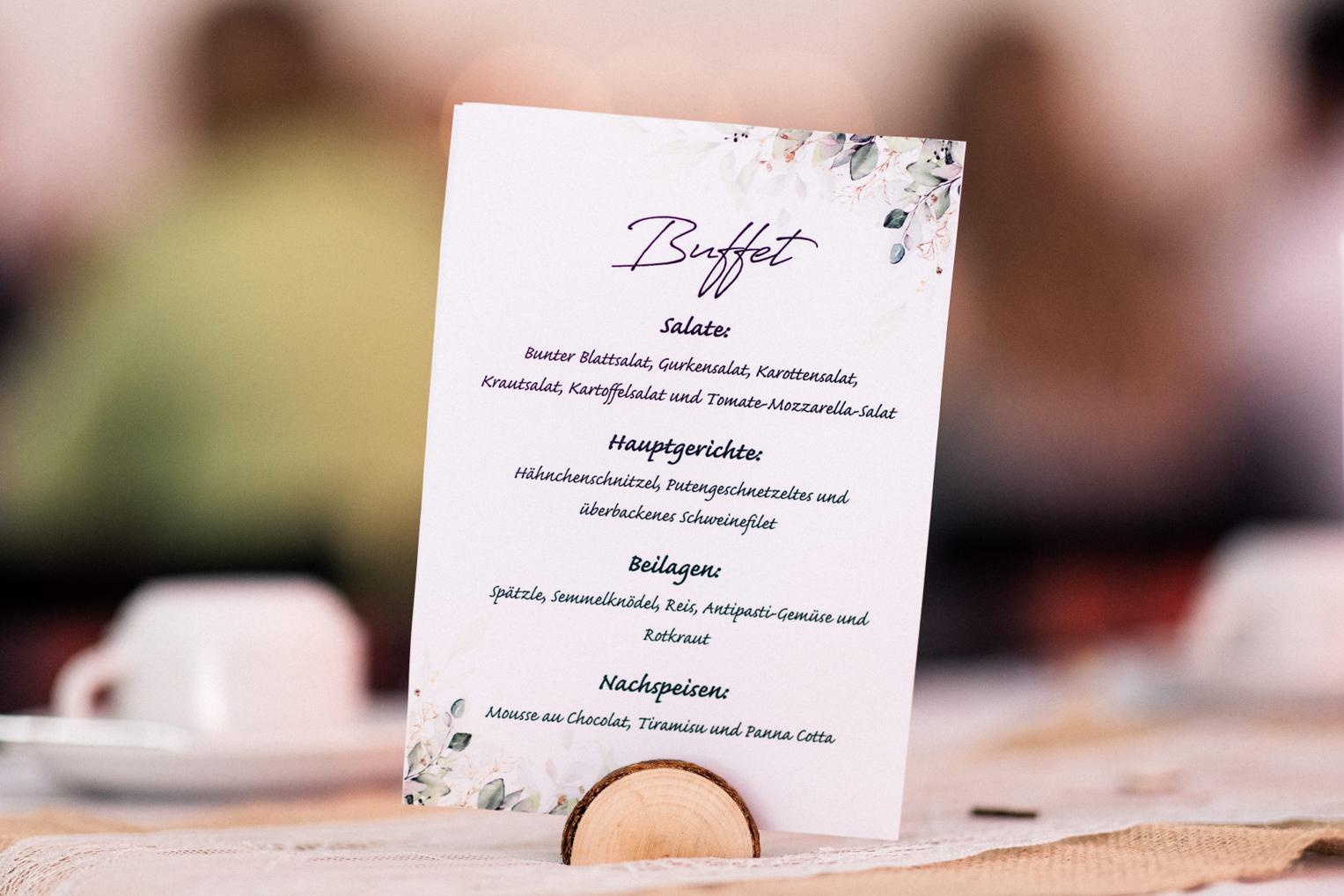 Buffet-Menükarte auf Holzständer – Salate, Hauptgerichte und Nachspeisen bei der Hochzeitsfeier