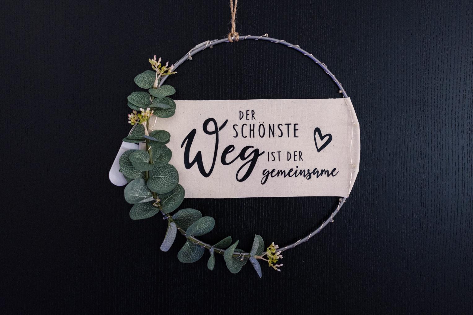 Eukalyptus-Reifenkranz mit Schriftzug "Der schönste Weg ist der gemeinsame" – Hochzeitsdeko