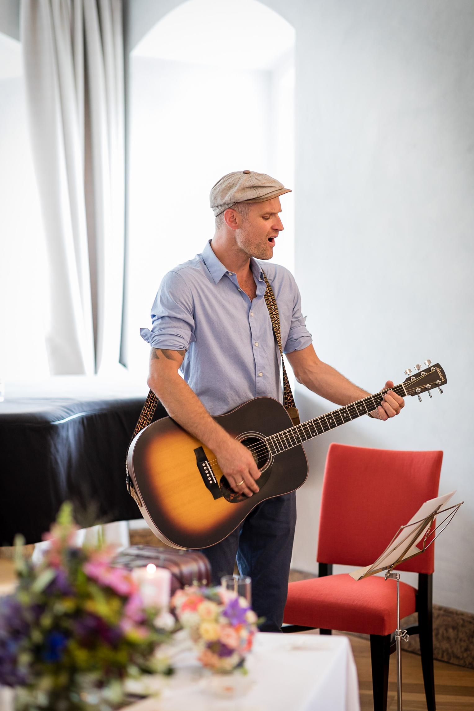 Musiker begleitet die Trauung mit Gitarre und Gesang