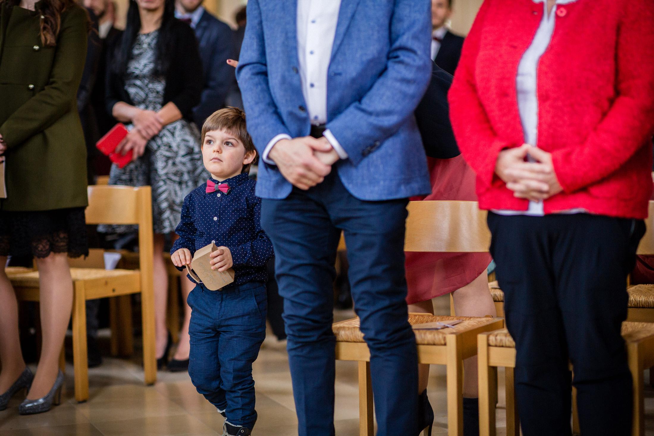 Kleiner Ringträger mit roter Fliege in der Klosterkirche