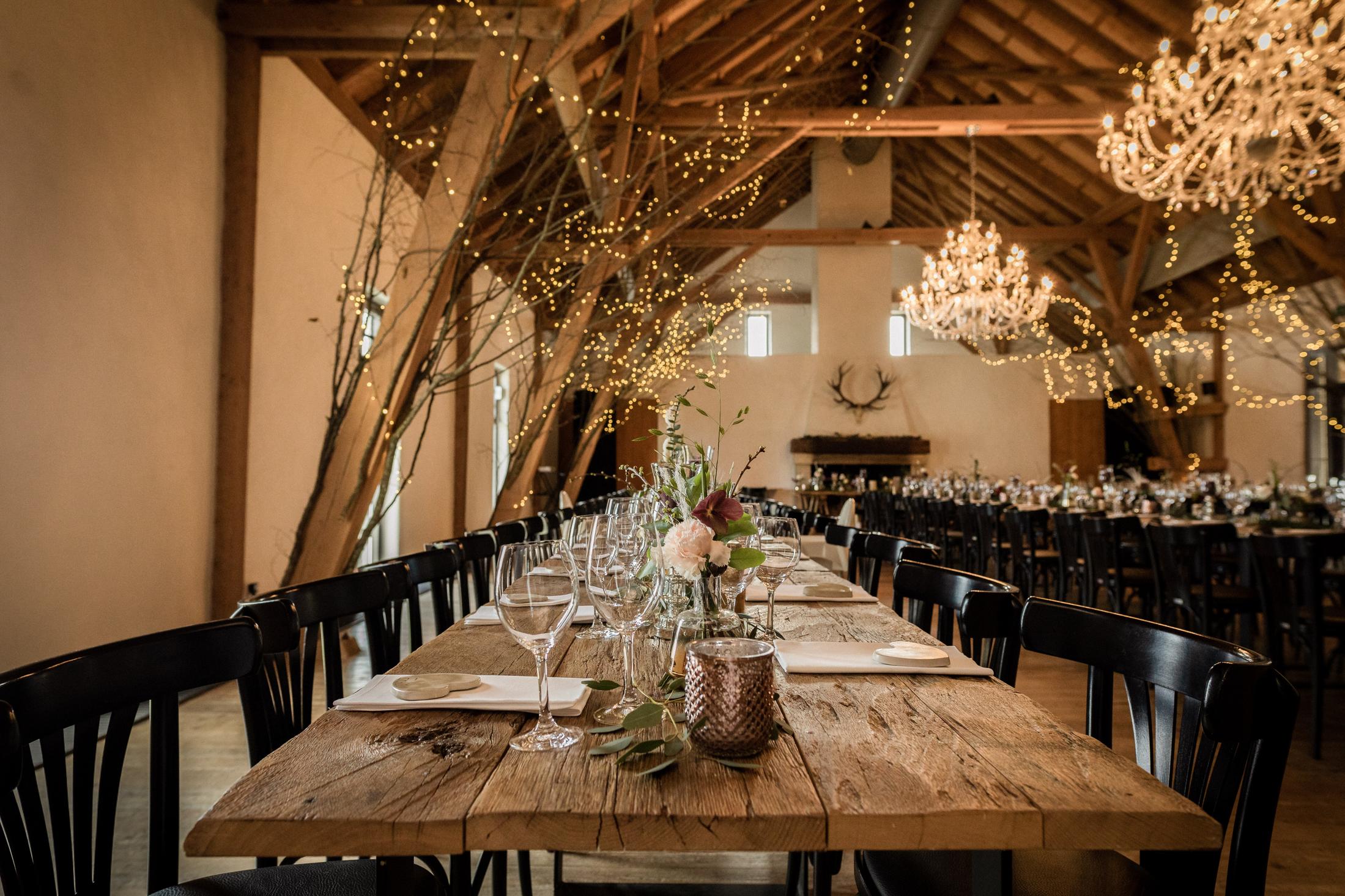 Festlich gedeckte Hochzeitstafel im Saal des Hofgut Maisenburg