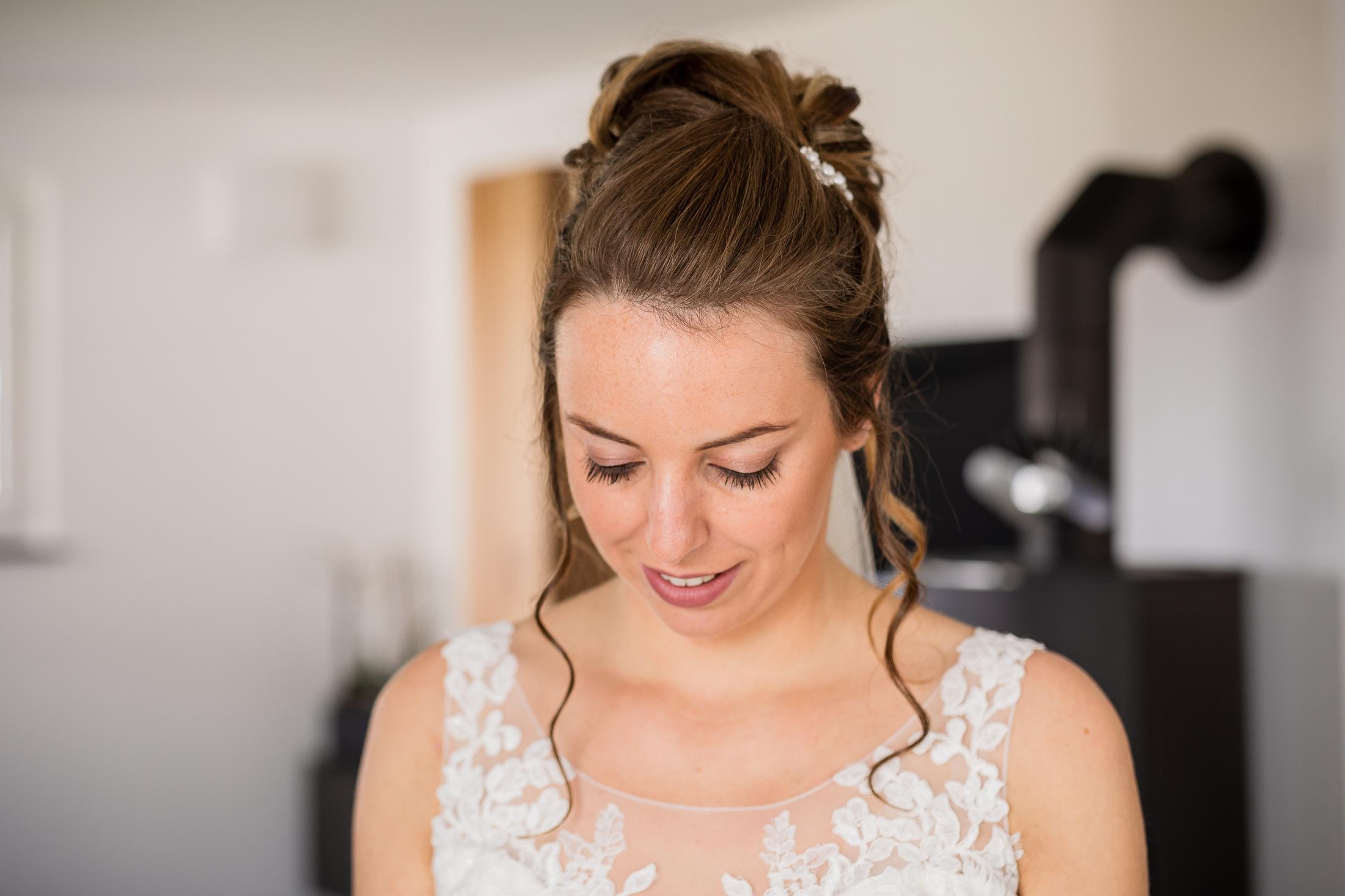 Portrait Braut mit Hochsteckfrisur und Spitzenkleid beim Getting Ready, Kloster Kirchberg